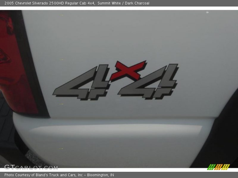 Summit White / Dark Charcoal 2005 Chevrolet Silverado 2500HD Regular Cab 4x4