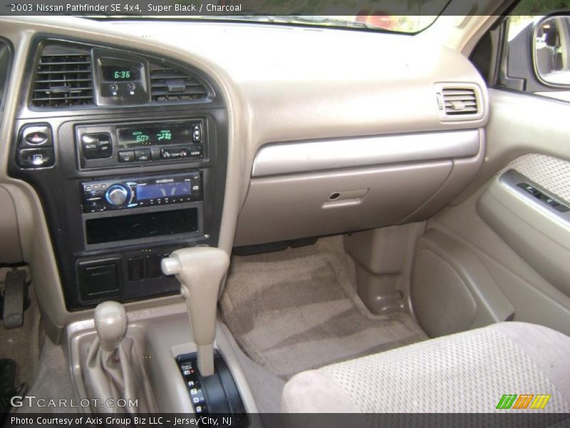 Super Black / Charcoal 2003 Nissan Pathfinder SE 4x4