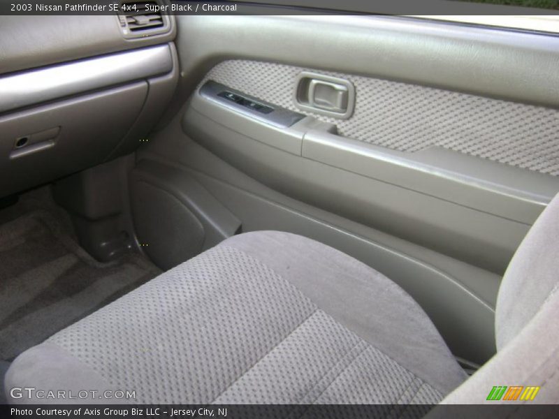 Super Black / Charcoal 2003 Nissan Pathfinder SE 4x4