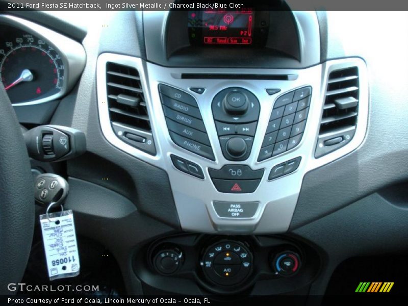 Ingot Silver Metallic / Charcoal Black/Blue Cloth 2011 Ford Fiesta SE Hatchback