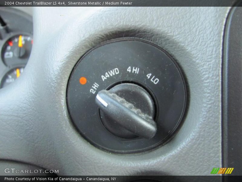 Silverstone Metallic / Medium Pewter 2004 Chevrolet TrailBlazer LS 4x4