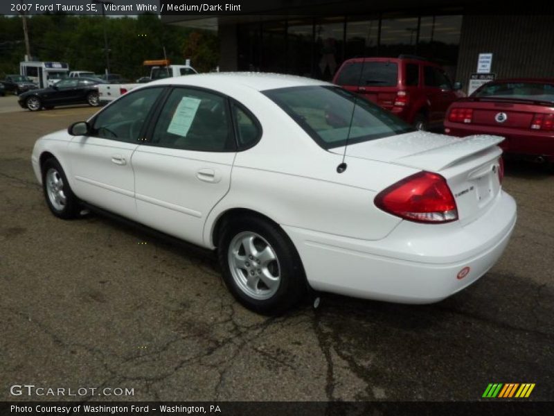 Vibrant White / Medium/Dark Flint 2007 Ford Taurus SE