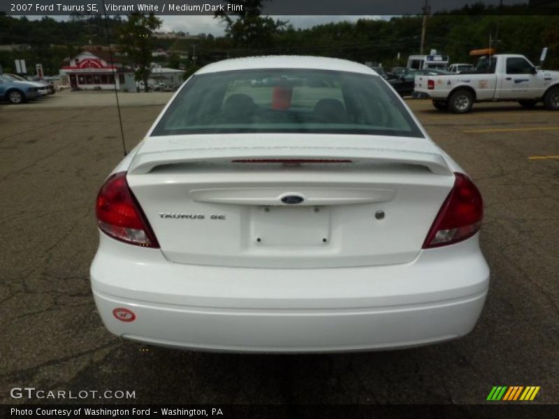 Vibrant White / Medium/Dark Flint 2007 Ford Taurus SE