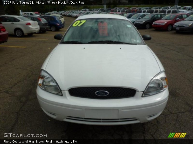 Vibrant White / Medium/Dark Flint 2007 Ford Taurus SE