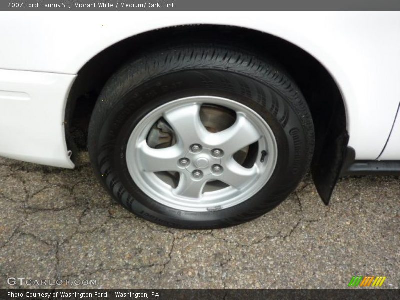 Vibrant White / Medium/Dark Flint 2007 Ford Taurus SE