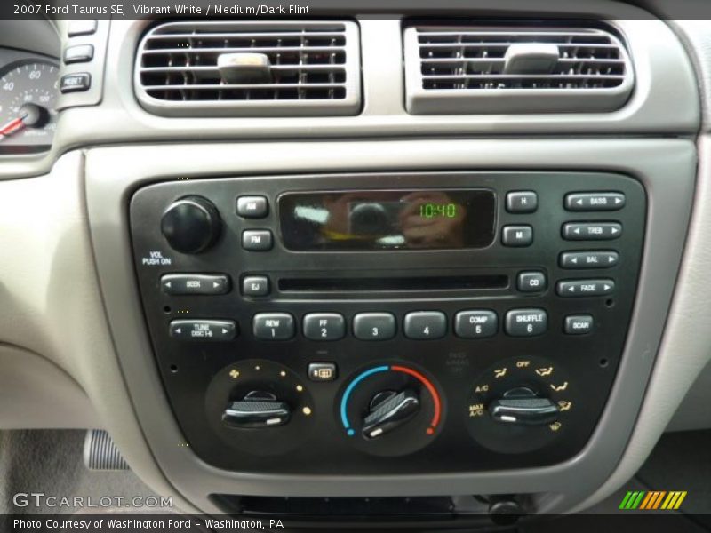 Vibrant White / Medium/Dark Flint 2007 Ford Taurus SE