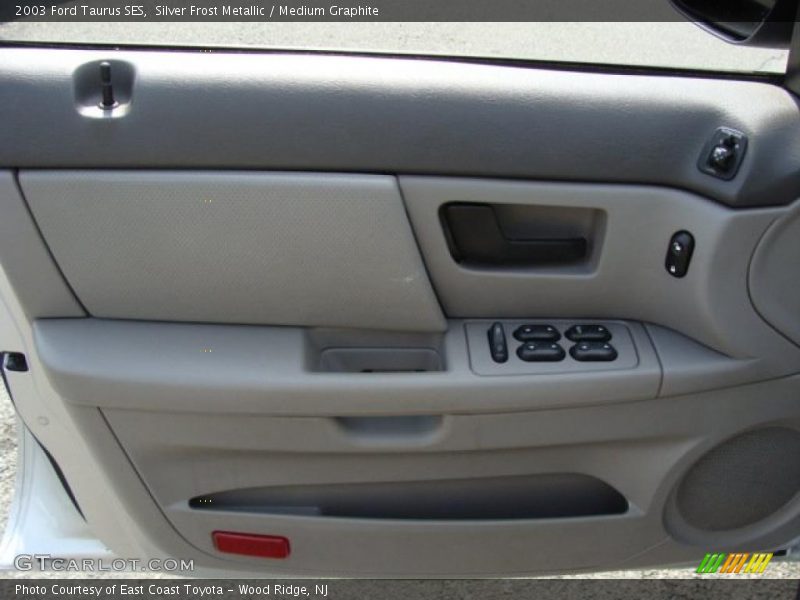Silver Frost Metallic / Medium Graphite 2003 Ford Taurus SES