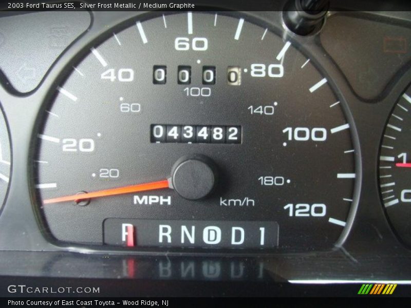 Silver Frost Metallic / Medium Graphite 2003 Ford Taurus SES