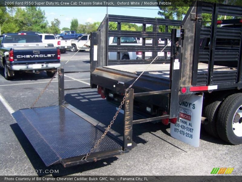 Oxford White / Medium Pebble 2006 Ford F550 Super Duty XL Crew Cab Chassis Stake Truck