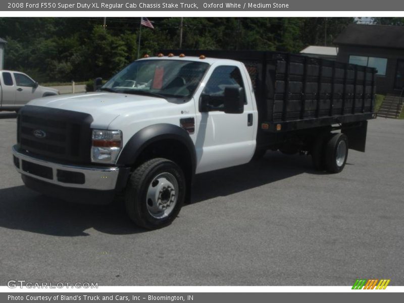 Oxford White / Medium Stone 2008 Ford F550 Super Duty XL Regular Cab Chassis Stake Truck
