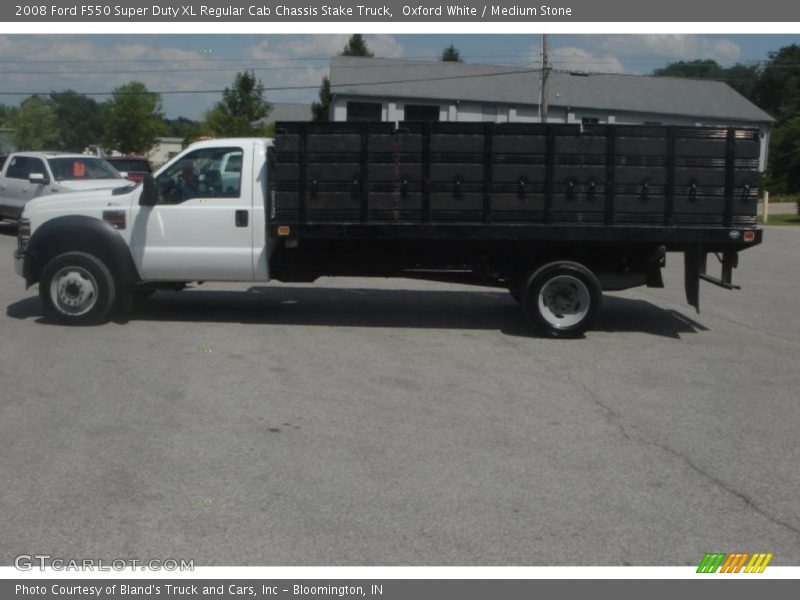Oxford White / Medium Stone 2008 Ford F550 Super Duty XL Regular Cab Chassis Stake Truck