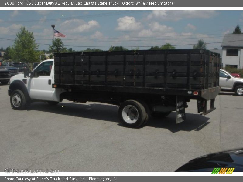 Oxford White / Medium Stone 2008 Ford F550 Super Duty XL Regular Cab Chassis Stake Truck