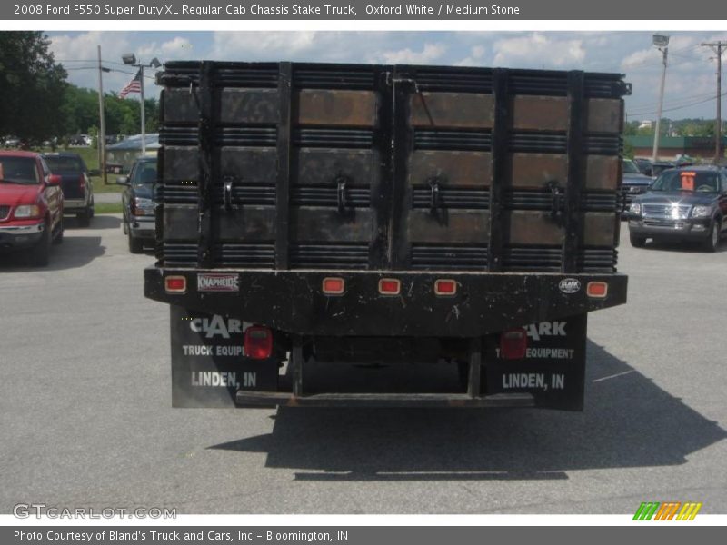 Oxford White / Medium Stone 2008 Ford F550 Super Duty XL Regular Cab Chassis Stake Truck