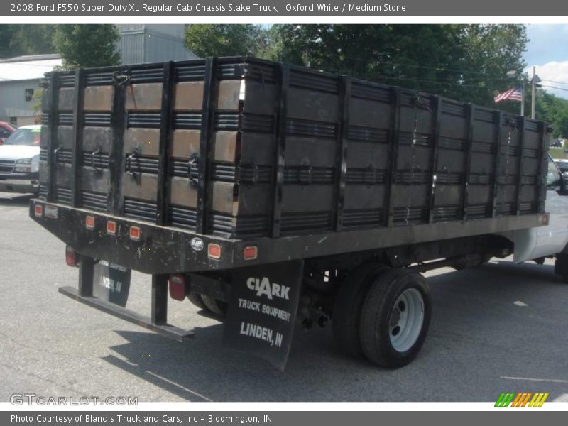 Oxford White / Medium Stone 2008 Ford F550 Super Duty XL Regular Cab Chassis Stake Truck