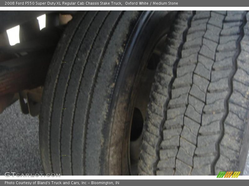 Oxford White / Medium Stone 2008 Ford F550 Super Duty XL Regular Cab Chassis Stake Truck