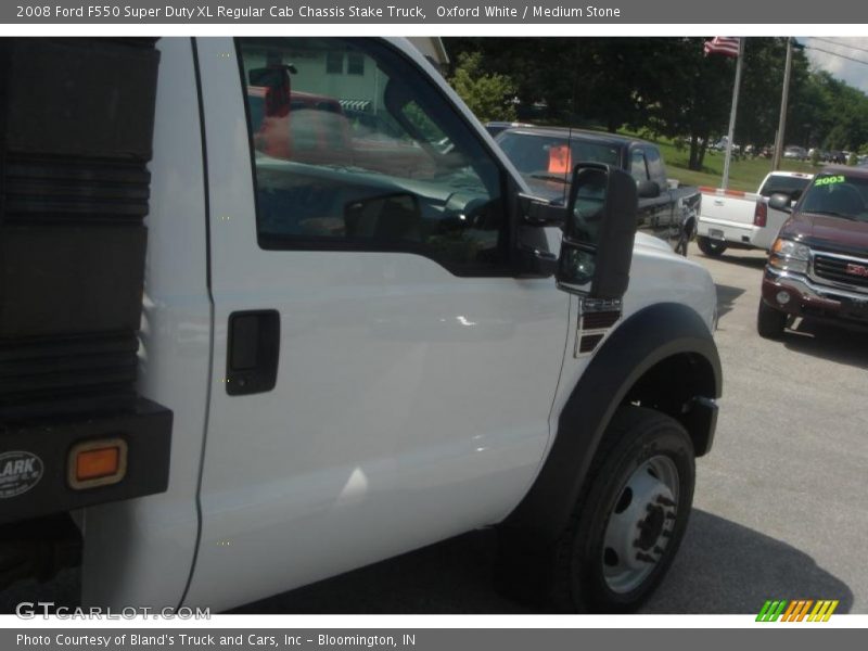 Oxford White / Medium Stone 2008 Ford F550 Super Duty XL Regular Cab Chassis Stake Truck