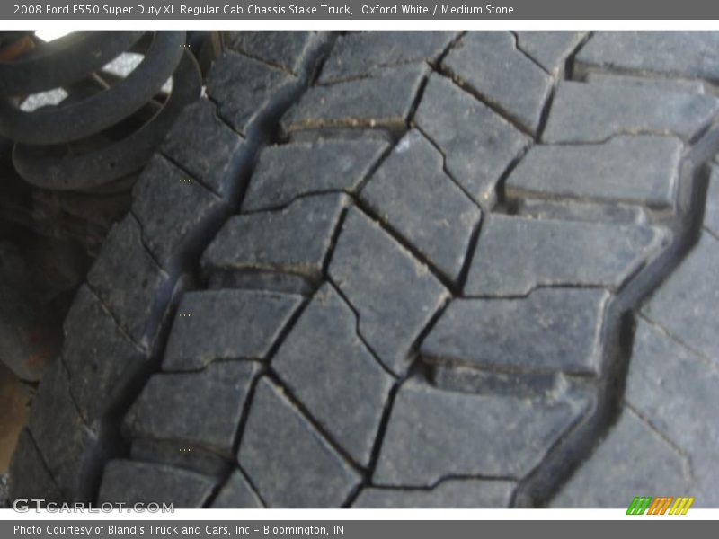 Oxford White / Medium Stone 2008 Ford F550 Super Duty XL Regular Cab Chassis Stake Truck