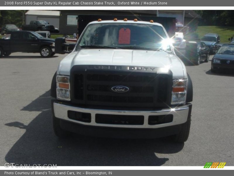 Oxford White / Medium Stone 2008 Ford F550 Super Duty XL Regular Cab Chassis Stake Truck