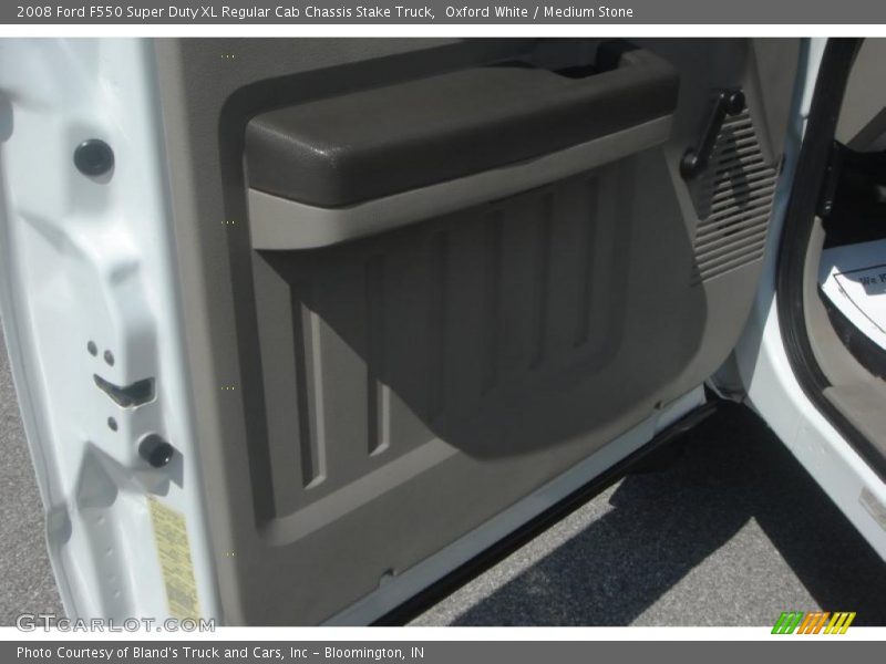 Oxford White / Medium Stone 2008 Ford F550 Super Duty XL Regular Cab Chassis Stake Truck