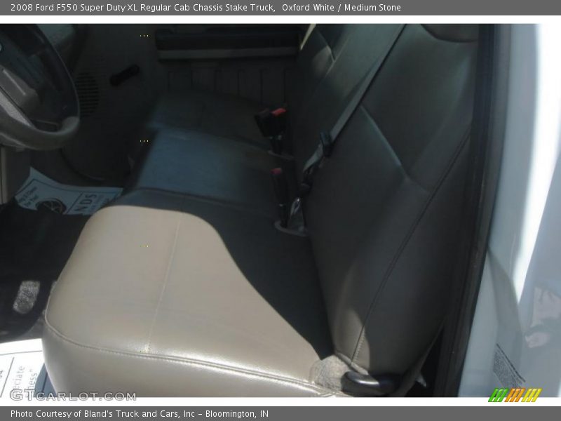 Oxford White / Medium Stone 2008 Ford F550 Super Duty XL Regular Cab Chassis Stake Truck