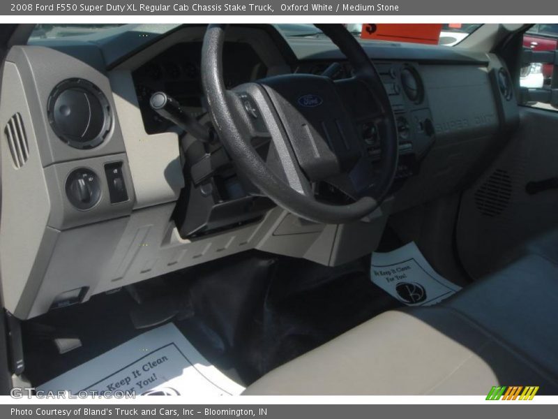 Oxford White / Medium Stone 2008 Ford F550 Super Duty XL Regular Cab Chassis Stake Truck