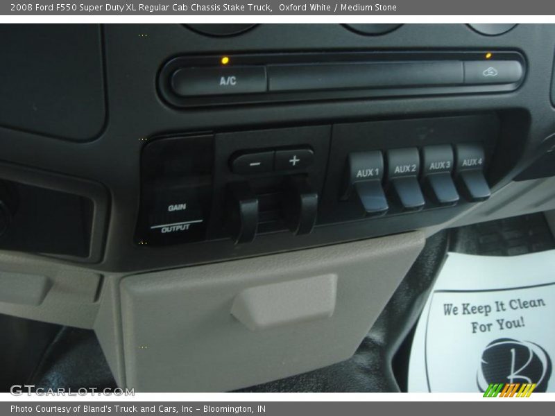 Oxford White / Medium Stone 2008 Ford F550 Super Duty XL Regular Cab Chassis Stake Truck