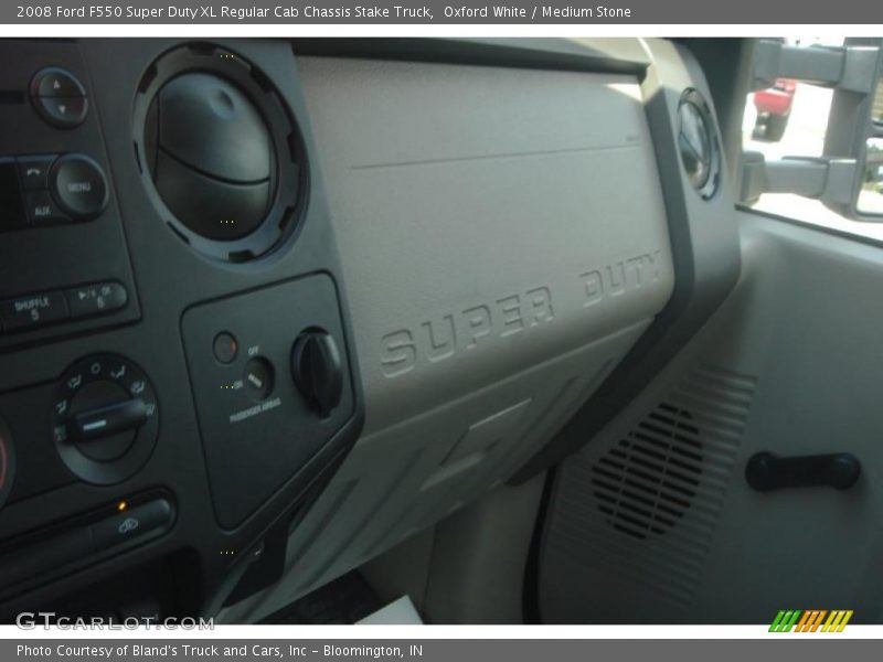 Oxford White / Medium Stone 2008 Ford F550 Super Duty XL Regular Cab Chassis Stake Truck