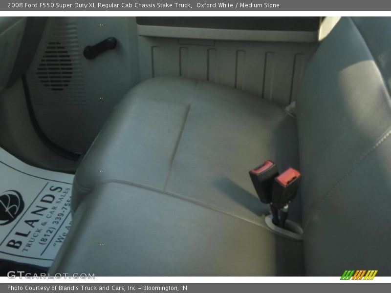 Oxford White / Medium Stone 2008 Ford F550 Super Duty XL Regular Cab Chassis Stake Truck