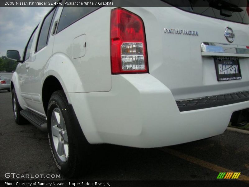 Avalanche White / Graphite 2008 Nissan Pathfinder SE 4x4