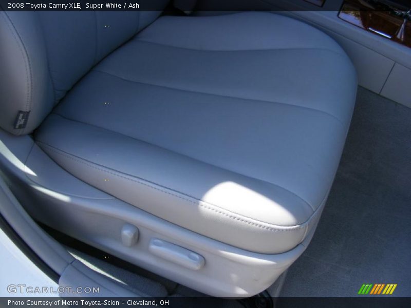Super White / Ash 2008 Toyota Camry XLE