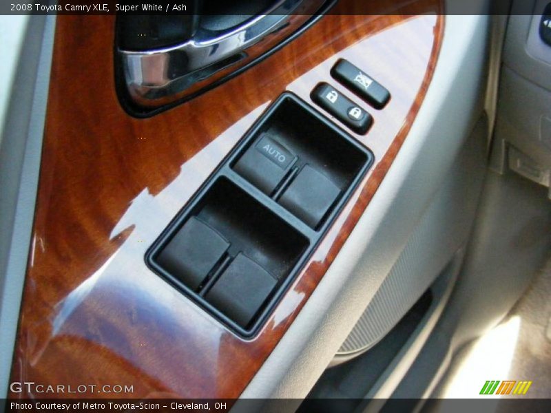 Super White / Ash 2008 Toyota Camry XLE