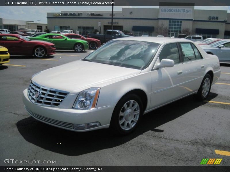 White Diamond Tricoat / Shale/Cocoa Accents 2011 Cadillac DTS