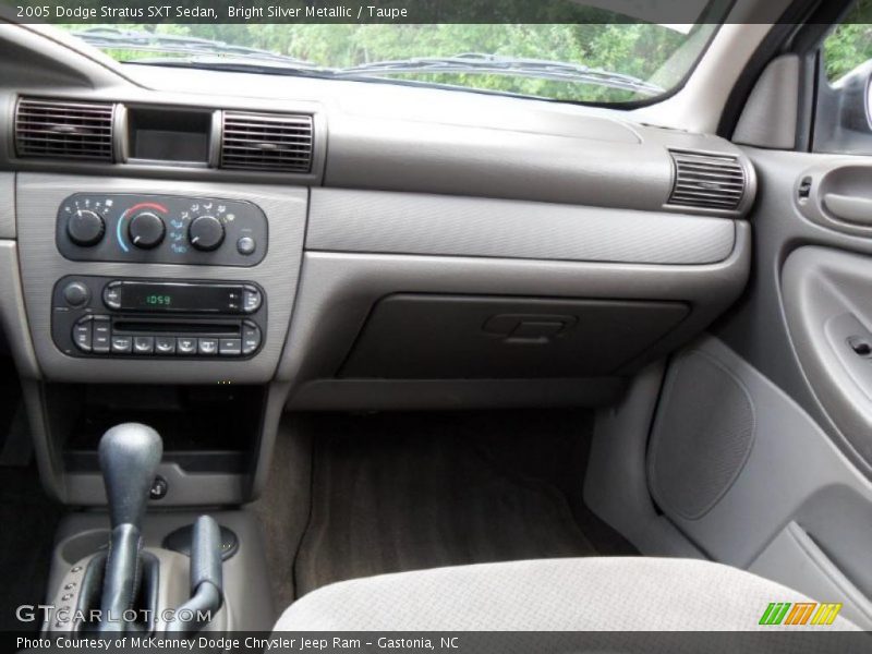 Bright Silver Metallic / Taupe 2005 Dodge Stratus SXT Sedan