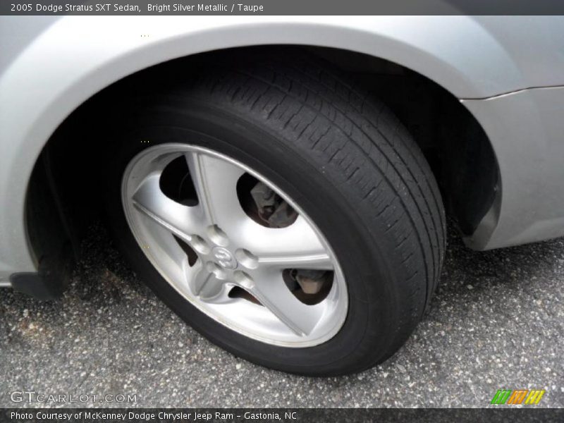 Bright Silver Metallic / Taupe 2005 Dodge Stratus SXT Sedan
