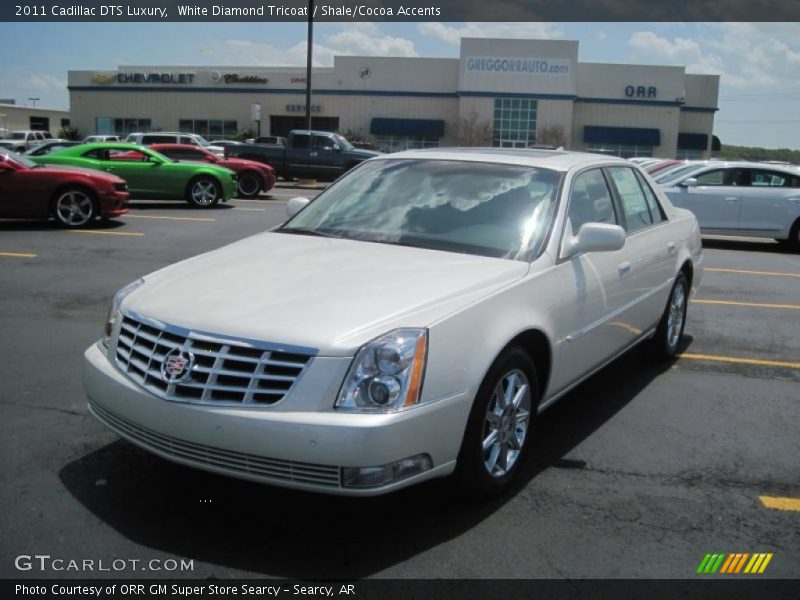 White Diamond Tricoat / Shale/Cocoa Accents 2011 Cadillac DTS Luxury