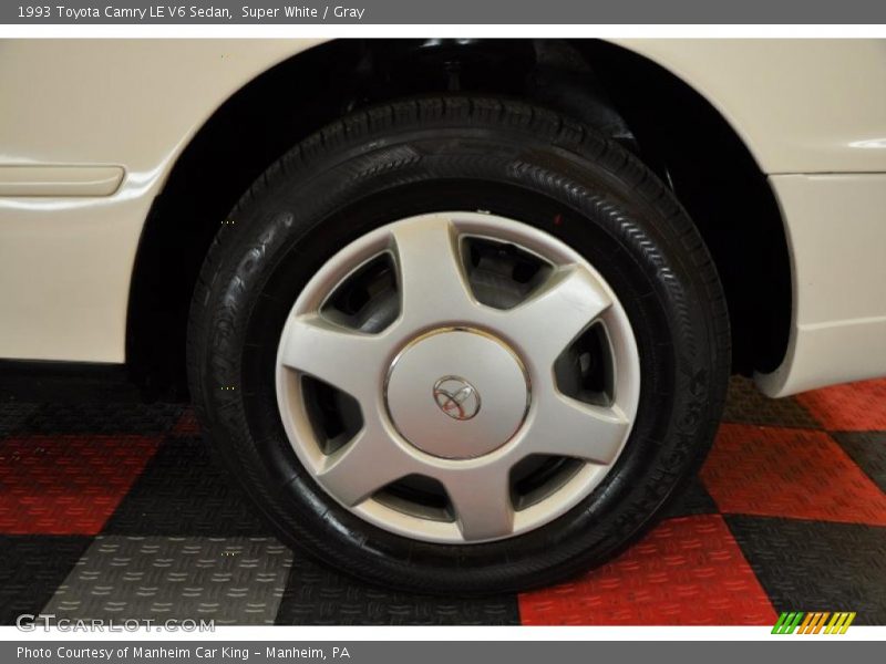 Super White / Gray 1993 Toyota Camry LE V6 Sedan