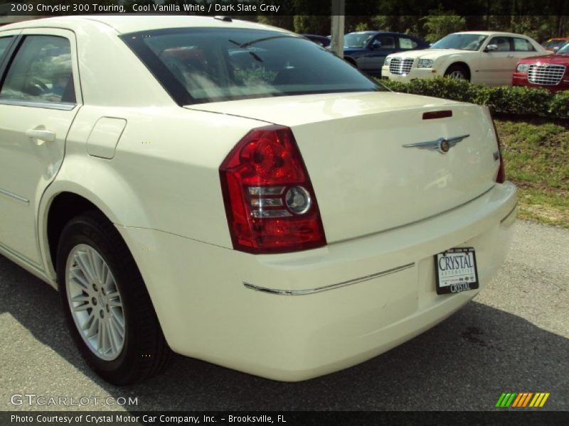 Cool Vanilla White / Dark Slate Gray 2009 Chrysler 300 Touring