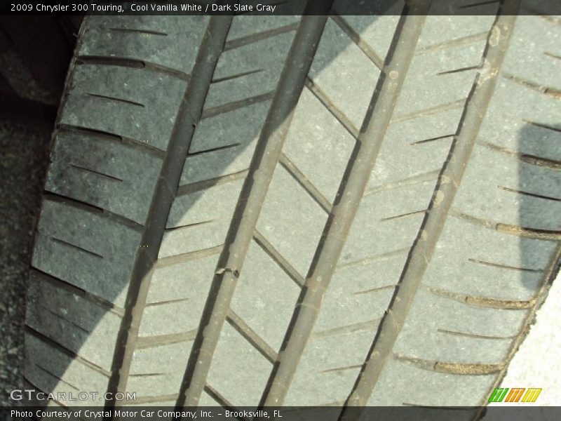 Cool Vanilla White / Dark Slate Gray 2009 Chrysler 300 Touring