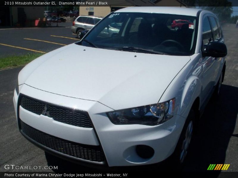 Diamond White Pearl / Black 2010 Mitsubishi Outlander ES