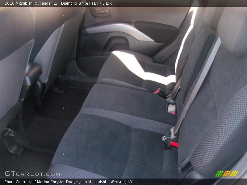 Diamond White Pearl / Black 2010 Mitsubishi Outlander ES