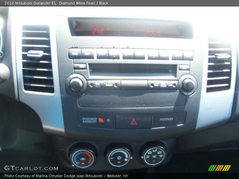 Diamond White Pearl / Black 2010 Mitsubishi Outlander ES