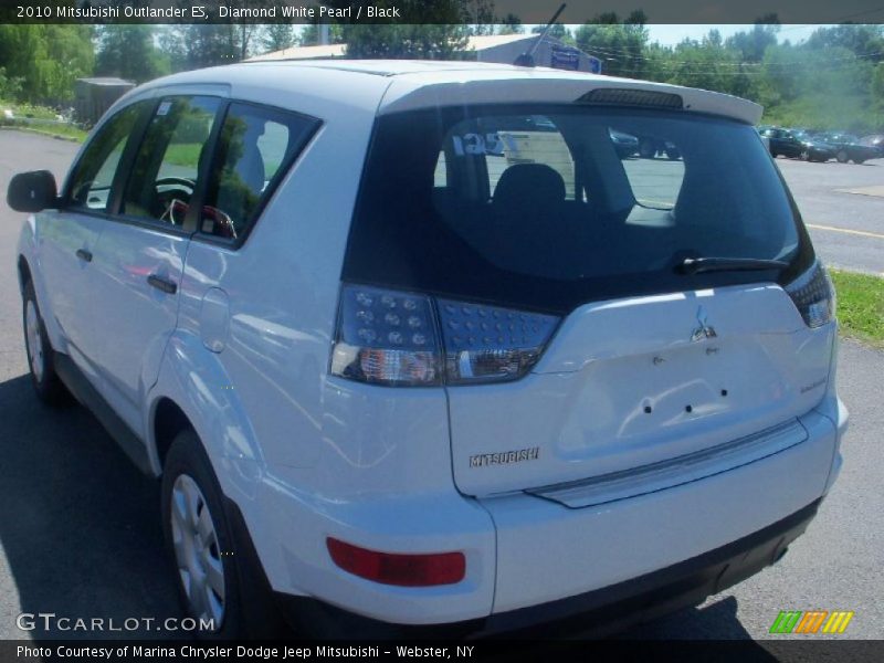 Diamond White Pearl / Black 2010 Mitsubishi Outlander ES