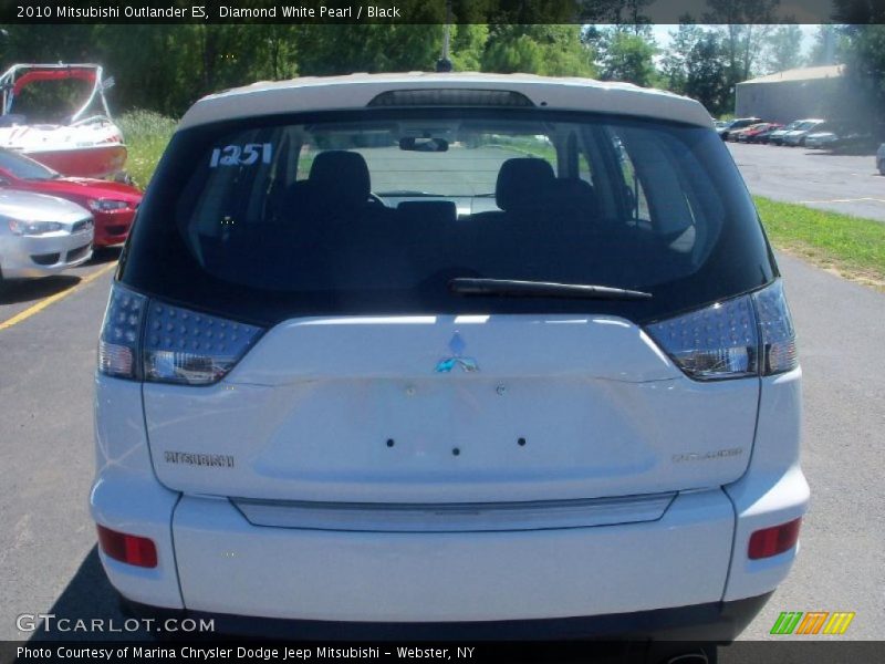 Diamond White Pearl / Black 2010 Mitsubishi Outlander ES