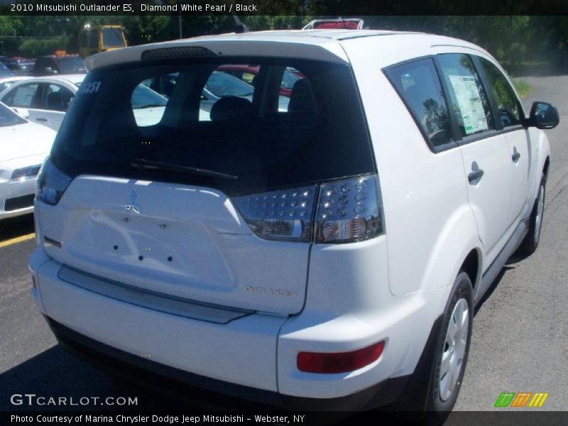 Diamond White Pearl / Black 2010 Mitsubishi Outlander ES