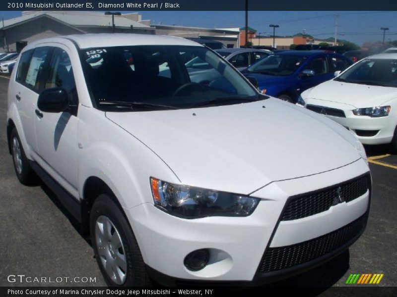 Diamond White Pearl / Black 2010 Mitsubishi Outlander ES
