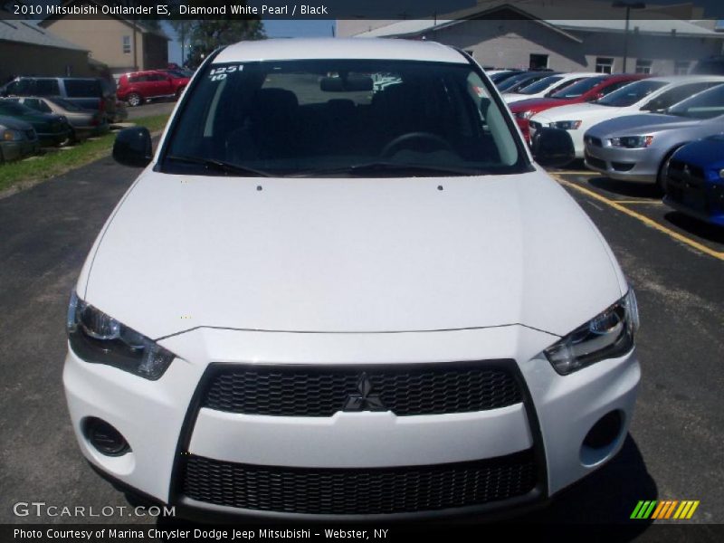 Diamond White Pearl / Black 2010 Mitsubishi Outlander ES