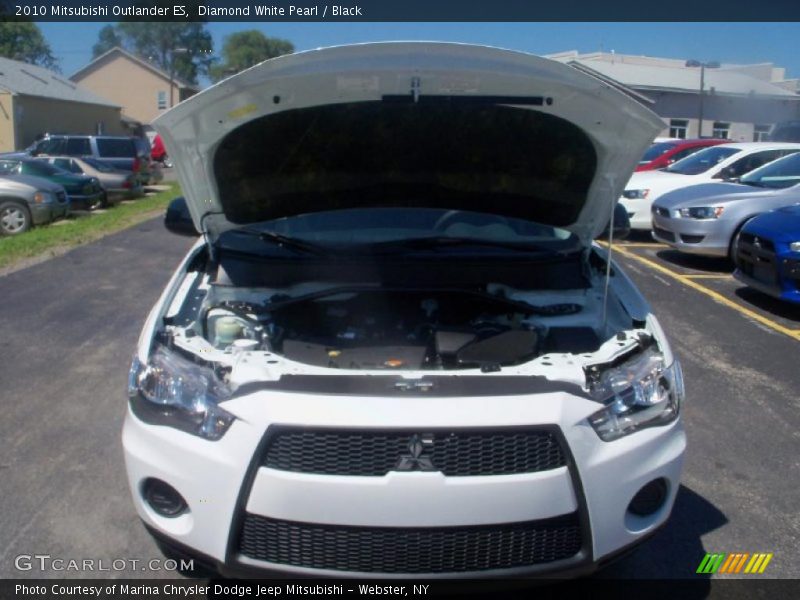 Diamond White Pearl / Black 2010 Mitsubishi Outlander ES