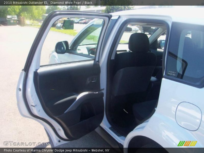 Diamond White Pearl / Black 2010 Mitsubishi Outlander ES