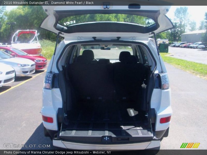 Diamond White Pearl / Black 2010 Mitsubishi Outlander ES