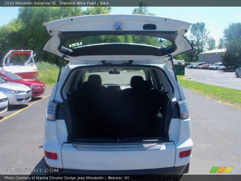 Diamond White Pearl / Black 2010 Mitsubishi Outlander ES